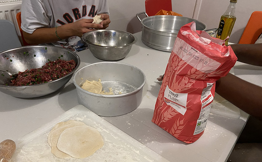 Students making food for Friendsgiving