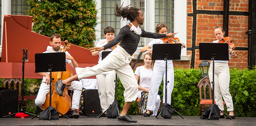 Dancers at the Vache Baroque Festival 2020