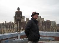 Antony Gormley and statue