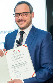 Philipp Kukura receiving Klung Wilhelmy Science Award