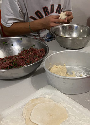 Students making food for Friendsgiving